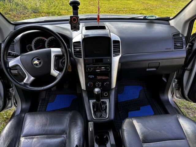 Серый Шевроле Каптива, объемом двигателя 2.4 л и пробегом 244 тыс. км за 3900 $, фото 3 на Automoto.ua