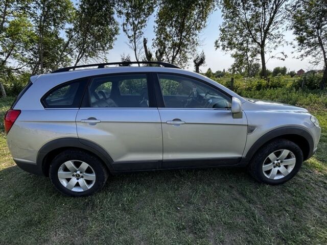 Серый Шевроле Каптива, объемом двигателя 2.4 л и пробегом 244 тыс. км за 3900 $, фото 1 на Automoto.ua