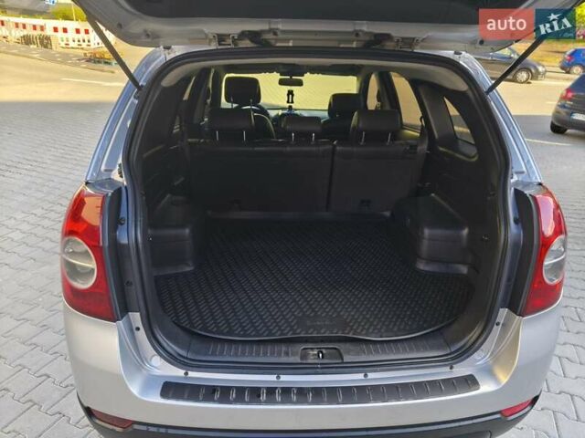 Серый Шевроле Каптива, объемом двигателя 2.4 л и пробегом 324 тыс. км за 6350 $, фото 12 на Automoto.ua