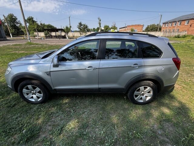 Серый Шевроле Каптива, объемом двигателя 2.4 л и пробегом 244 тыс. км за 3900 $, фото 2 на Automoto.ua