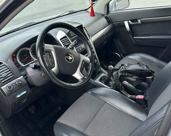 Серый Шевроле Каптива, объемом двигателя 2.41 л и пробегом 230 тыс. км за 7500 $, фото 15 на Automoto.ua