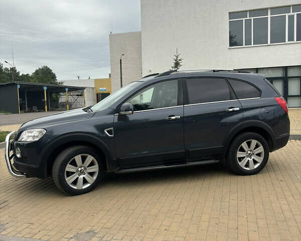 Серый Шевроле Каптива, объемом двигателя 2 л и пробегом 227 тыс. км за 8200 $, фото 2 на Automoto.ua