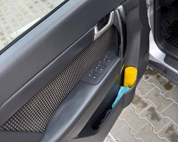 Серый Шевроле Каптива, объемом двигателя 2.4 л и пробегом 281 тыс. км за 7200 $, фото 14 на Automoto.ua