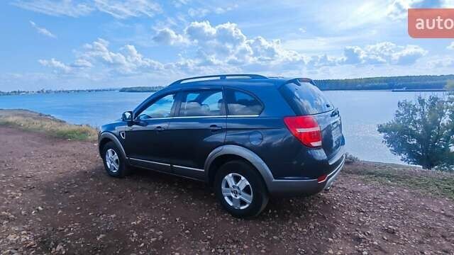 Серый Шевроле Каптива, объемом двигателя 2 л и пробегом 237 тыс. км за 7500 $, фото 3 на Automoto.ua