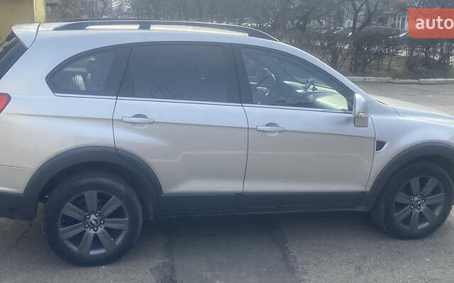 Серый Шевроле Каптива, объемом двигателя 2.4 л и пробегом 270 тыс. км за 10000 $, фото 2 на Automoto.ua