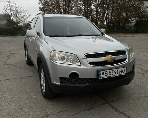 Серый Шевроле Каптива, объемом двигателя 2.41 л и пробегом 235 тыс. км за 7400 $, фото 2 на Automoto.ua