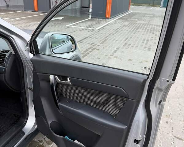 Серый Шевроле Каптива, объемом двигателя 2.4 л и пробегом 281 тыс. км за 7200 $, фото 17 на Automoto.ua