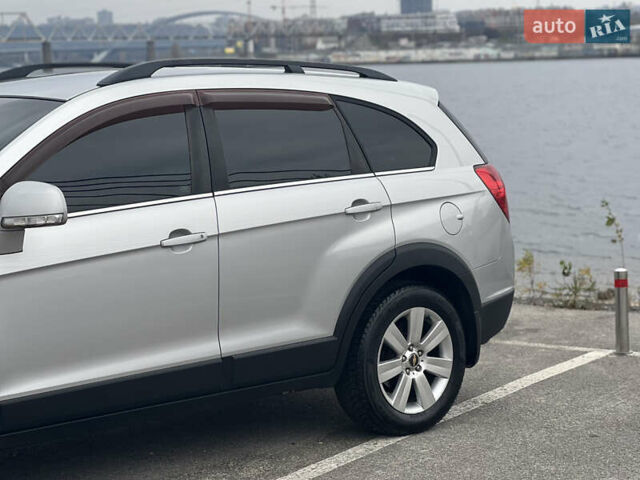 Серый Шевроле Каптива, объемом двигателя 2.4 л и пробегом 188 тыс. км за 8760 $, фото 2 на Automoto.ua