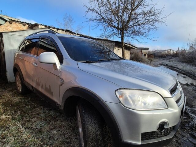 Серый Шевроле Каптива, объемом двигателя 2.4 л и пробегом 175 тыс. км за 7700 $, фото 1 на Automoto.ua