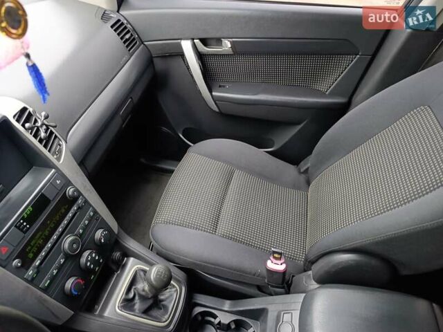 Серый Шевроле Каптива, объемом двигателя 2.4 л и пробегом 240 тыс. км за 6800 $, фото 24 на Automoto.ua