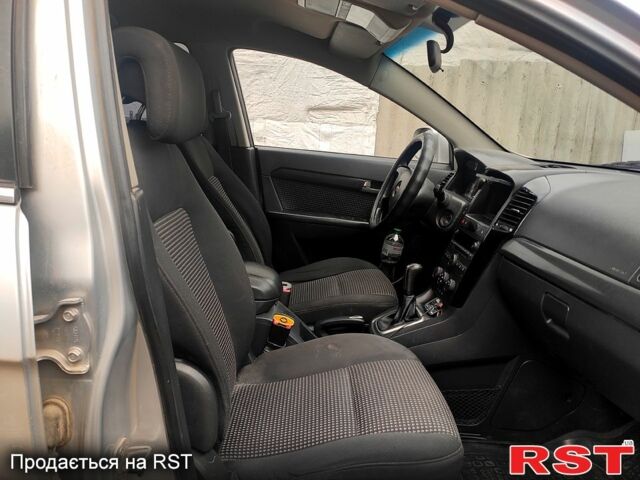 Серый Шевроле Каптива, объемом двигателя 2.4 л и пробегом 318 тыс. км за 8000 $, фото 2 на Automoto.ua