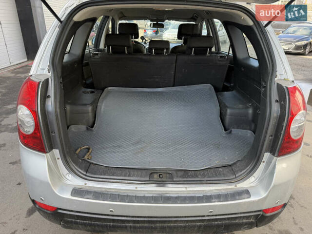 Сірий Шевроле Каптіва, об'ємом двигуна 2.41 л та пробігом 221 тис. км за 6500 $, фото 11 на Automoto.ua
