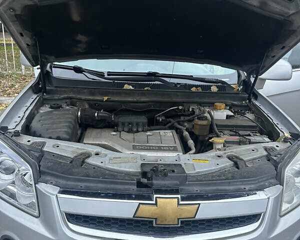 Сірий Шевроле Каптіва, об'ємом двигуна 2.4 л та пробігом 217 тис. км за 7000 $, фото 2 на Automoto.ua