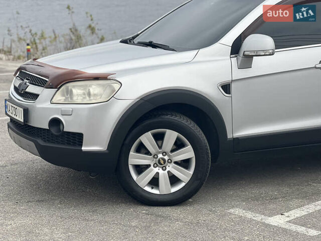 Серый Шевроле Каптива, объемом двигателя 2.4 л и пробегом 188 тыс. км за 8760 $, фото 1 на Automoto.ua