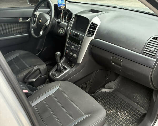 Серый Шевроле Каптива, объемом двигателя 2.41 л и пробегом 235 тыс. км за 7400 $, фото 5 на Automoto.ua