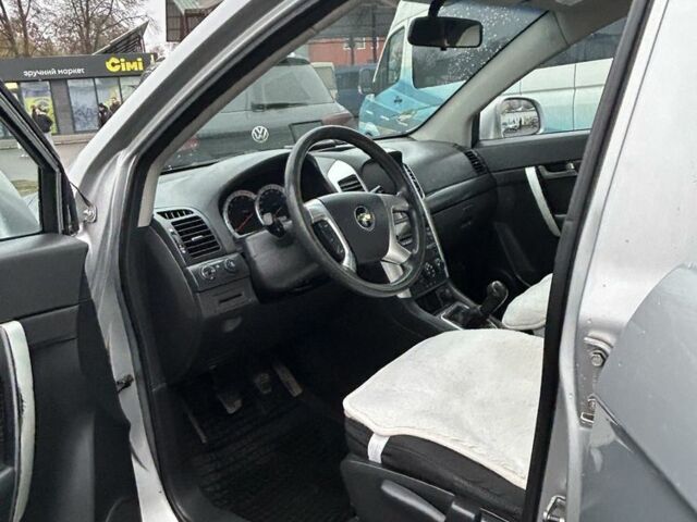 Сірий Шевроле Каптіва, об'ємом двигуна 2 л та пробігом 250 тис. км за 7800 $, фото 4 на Automoto.ua