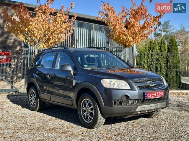 Серый Шевроле Каптива, объемом двигателя 2.4 л и пробегом 195 тыс. км за 7999 $, фото 2 на Automoto.ua