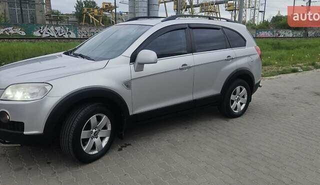 Серый Шевроле Каптива, объемом двигателя 2.4 л и пробегом 310 тыс. км за 8000 $, фото 2 на Automoto.ua