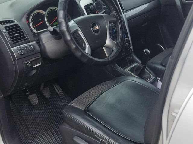 Серый Шевроле Каптива, объемом двигателя 2.4 л и пробегом 310 тыс. км за 8000 $, фото 2 на Automoto.ua