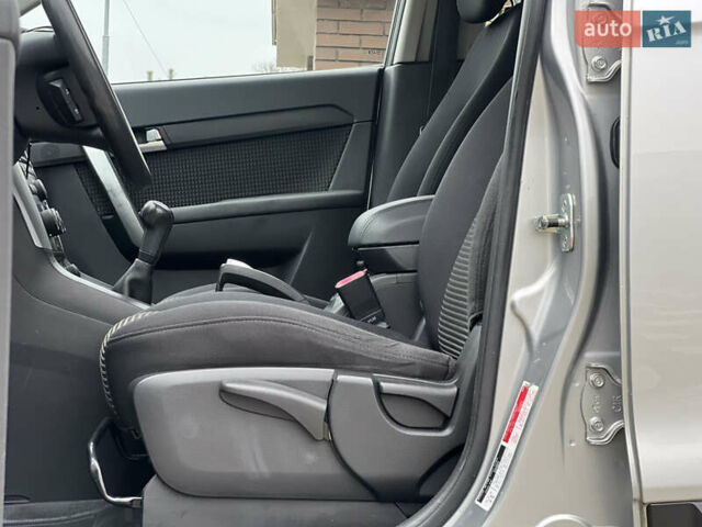 Серый Шевроле Каптива, объемом двигателя 2.4 л и пробегом 202 тыс. км за 7700 $, фото 73 на Automoto.ua
