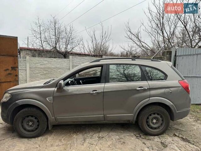 Сірий Шевроле Каптіва, об'ємом двигуна 2.4 л та пробігом 376 тис. км за 8000 $, фото 2 на Automoto.ua