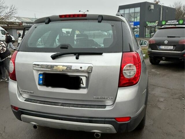 Сірий Шевроле Каптіва, об'ємом двигуна 2 л та пробігом 250 тис. км за 7800 $, фото 3 на Automoto.ua