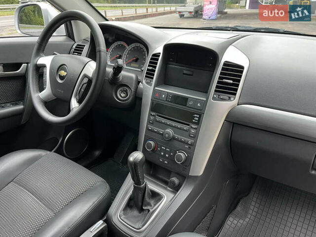Сірий Шевроле Каптіва, об'ємом двигуна 2.41 л та пробігом 80 тис. км за 9600 $, фото 33 на Automoto.ua