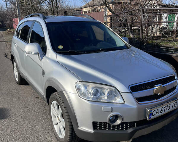 Сірий Шевроле Каптіва, об'ємом двигуна 2 л та пробігом 255 тис. км за 7800 $, фото 2 на Automoto.ua