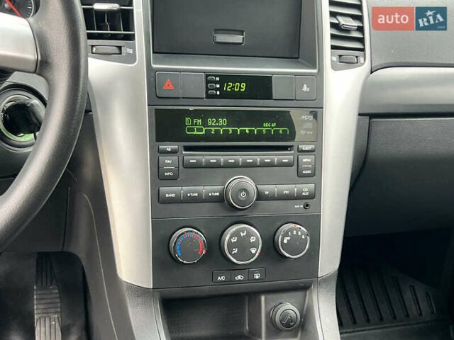 Серый Шевроле Каптива, объемом двигателя 2.4 л и пробегом 202 тыс. км за 7700 $, фото 77 на Automoto.ua