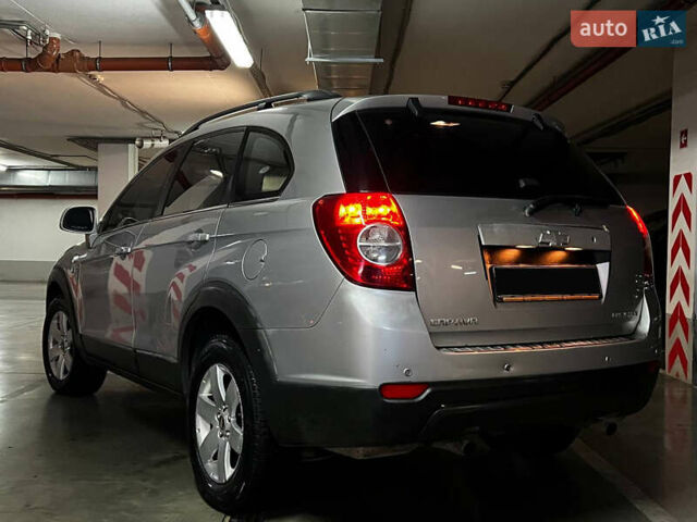 Серый Шевроле Каптива, объемом двигателя 2.4 л и пробегом 240 тыс. км за 4999 $, фото 3 на Automoto.ua