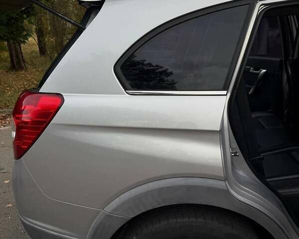 Серый Шевроле Каптива, объемом двигателя 2.41 л и пробегом 198 тыс. км за 7000 $, фото 3 на Automoto.ua