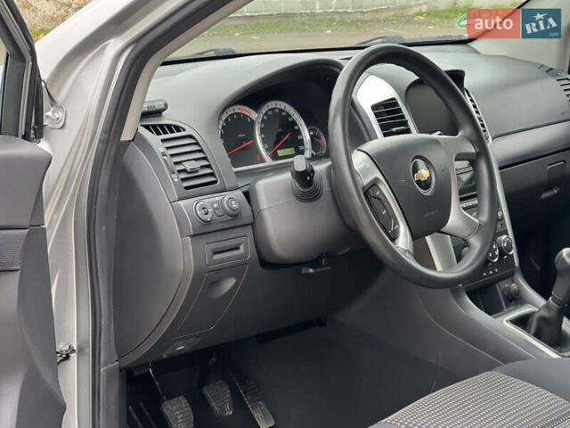 Серый Шевроле Каптива, объемом двигателя 2.4 л и пробегом 202 тыс. км за 7700 $, фото 69 на Automoto.ua