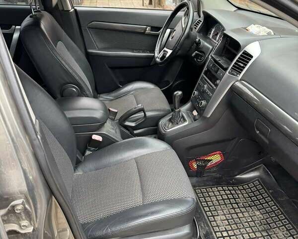 Сірий Шевроле Каптіва, об'ємом двигуна 2.4 л та пробігом 376 тис. км за 8000 $, фото 9 на Automoto.ua