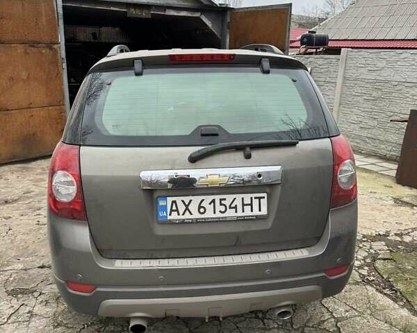 Сірий Шевроле Каптіва, об'ємом двигуна 2.4 л та пробігом 376 тис. км за 8000 $, фото 3 на Automoto.ua