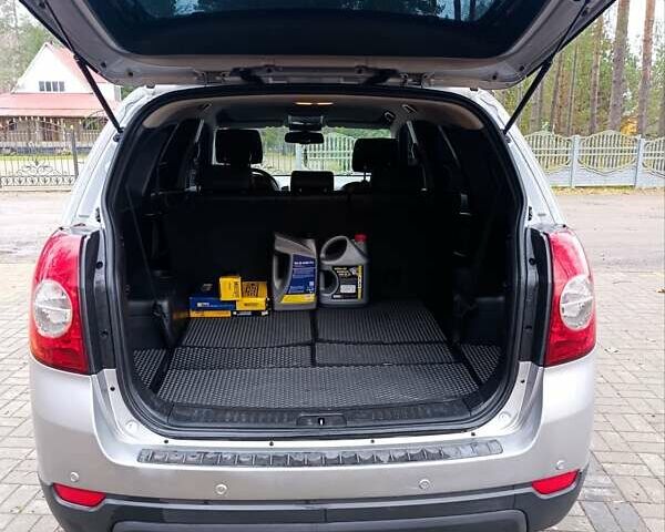 Серый Шевроле Каптива, объемом двигателя 2.4 л и пробегом 198 тыс. км за 9300 $, фото 2 на Automoto.ua