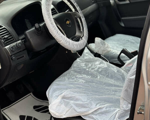 Сірий Шевроле Каптіва, об'ємом двигуна 2.4 л та пробігом 240 тис. км за 8200 $, фото 2 на Automoto.ua