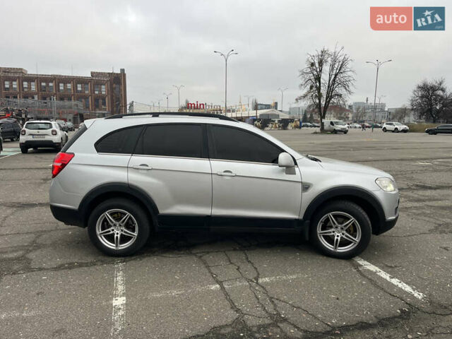 Серый Шевроле Каптива, объемом двигателя 2.41 л и пробегом 223 тыс. км за 9400 $, фото 7 на Automoto.ua