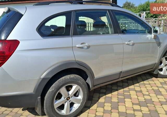 Сірий Шевроле Каптіва, об'ємом двигуна 2 л та пробігом 193 тис. км за 8800 $, фото 4 на Automoto.ua