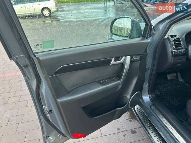 Серый Шевроле Каптива, объемом двигателя 2.2 л и пробегом 300 тыс. км за 12500 $, фото 32 на Automoto.ua