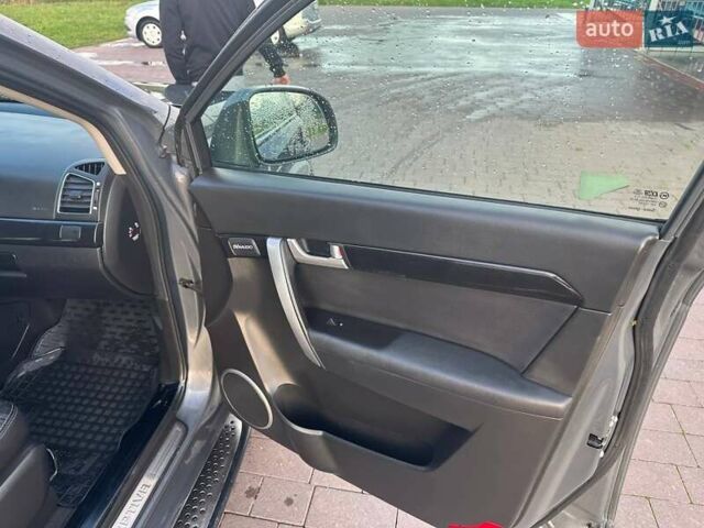 Серый Шевроле Каптива, объемом двигателя 2.2 л и пробегом 300 тыс. км за 12500 $, фото 16 на Automoto.ua