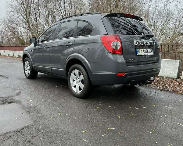 Серый Шевроле Каптива, объемом двигателя 2.2 л и пробегом 220 тыс. км за 11000 $, фото 2 на Automoto.ua