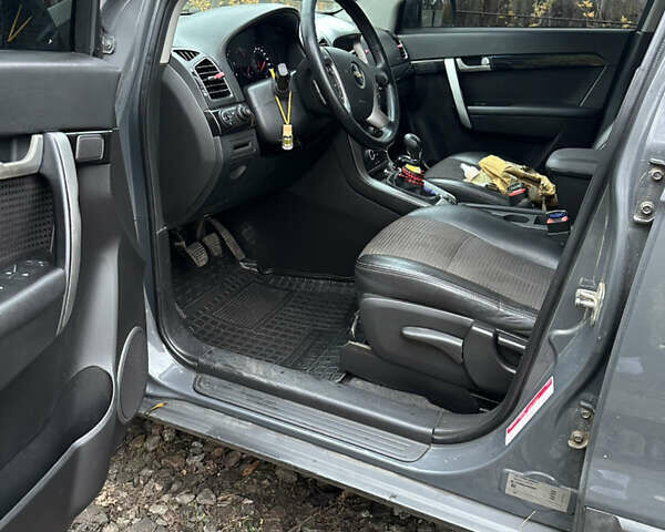 Серый Шевроле Каптива, объемом двигателя 2.2 л и пробегом 220 тыс. км за 11000 $, фото 7 на Automoto.ua