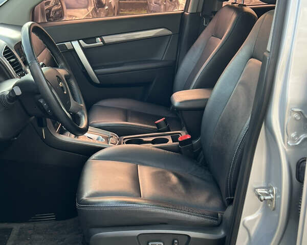 Серый Шевроле Каптива, объемом двигателя 2.2 л и пробегом 150 тыс. км за 12500 $, фото 16 на Automoto.ua