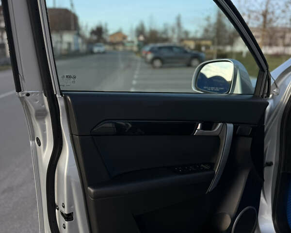 Сірий Шевроле Каптіва, об'ємом двигуна 2.41 л та пробігом 147 тис. км за 13500 $, фото 16 на Automoto.ua