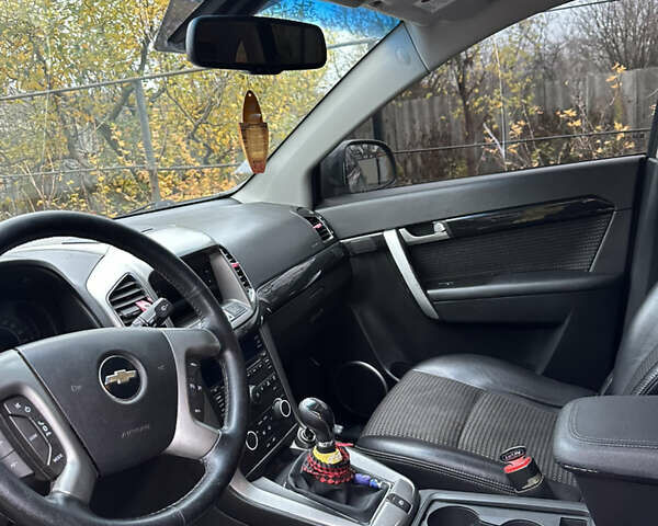 Серый Шевроле Каптива, объемом двигателя 2.2 л и пробегом 220 тыс. км за 11000 $, фото 9 на Automoto.ua