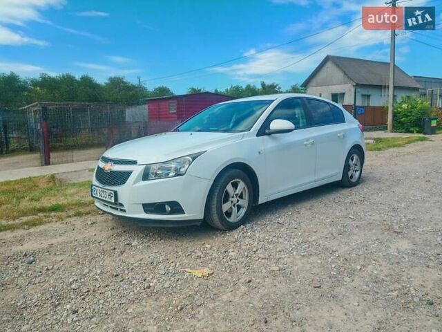 Белый Шевроле Круз, объемом двигателя 1.6 л и пробегом 218 тыс. км за 6999 $, фото 1 на Automoto.ua