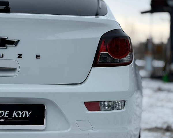 Белый Шевроле Круз, объемом двигателя 1.8 л и пробегом 248 тыс. км за 6500 $, фото 5 на Automoto.ua