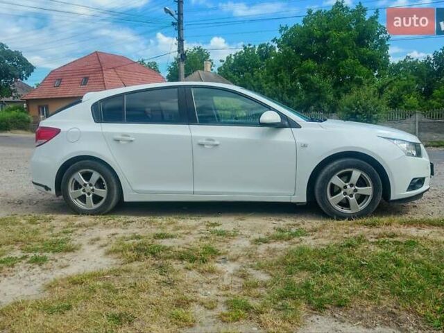 Белый Шевроле Круз, объемом двигателя 1.6 л и пробегом 218 тыс. км за 6999 $, фото 3 на Automoto.ua