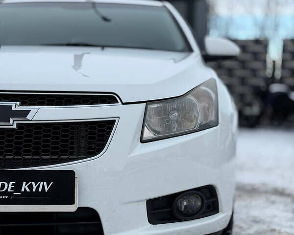 Белый Шевроле Круз, объемом двигателя 1.8 л и пробегом 248 тыс. км за 6500 $, фото 4 на Automoto.ua