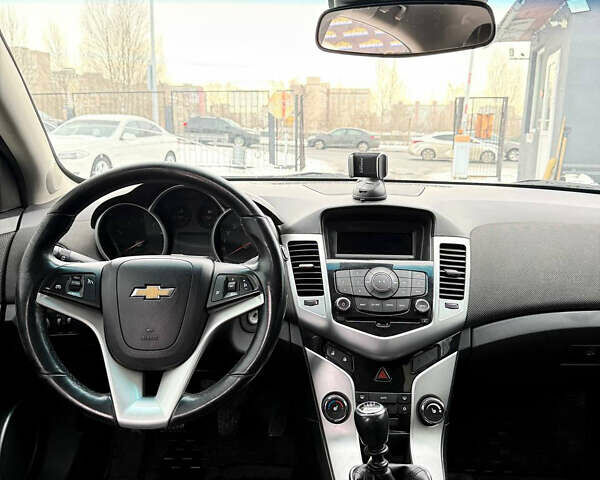 Белый Шевроле Круз, объемом двигателя 1.8 л и пробегом 248 тыс. км за 6500 $, фото 12 на Automoto.ua